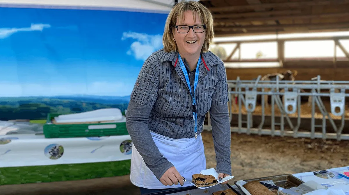 f3cfa4e1c90787f235d6efbfad9ed7b2cb0b4faa Andrea Wyss ist gelernte Köchin, Mutter und Bäuerin und serviert auch ab und zu Linzertorte am Hofmärit. (Bild lja)