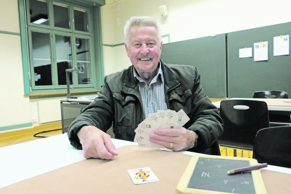 Albert Hagenbucher in seinem Element am Jasstisch. (Bild et)