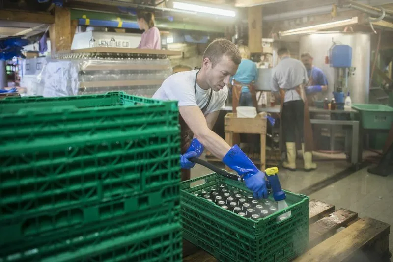 a5ef0edb51585868e082c29b7e4a7487f7fa2391 Yves Bütikofer bei der Produktion seiner «Bänz»-Kreationen. (Bild Franziska Rothenbühler)