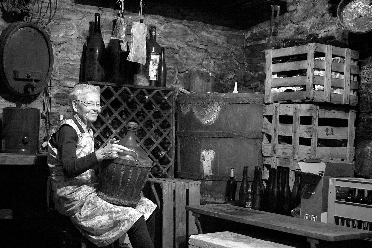 Marie in ihrem Keller in Visperterminen, mit dem 28-jährigen Schnaps, den ich unbedingt probieren will.