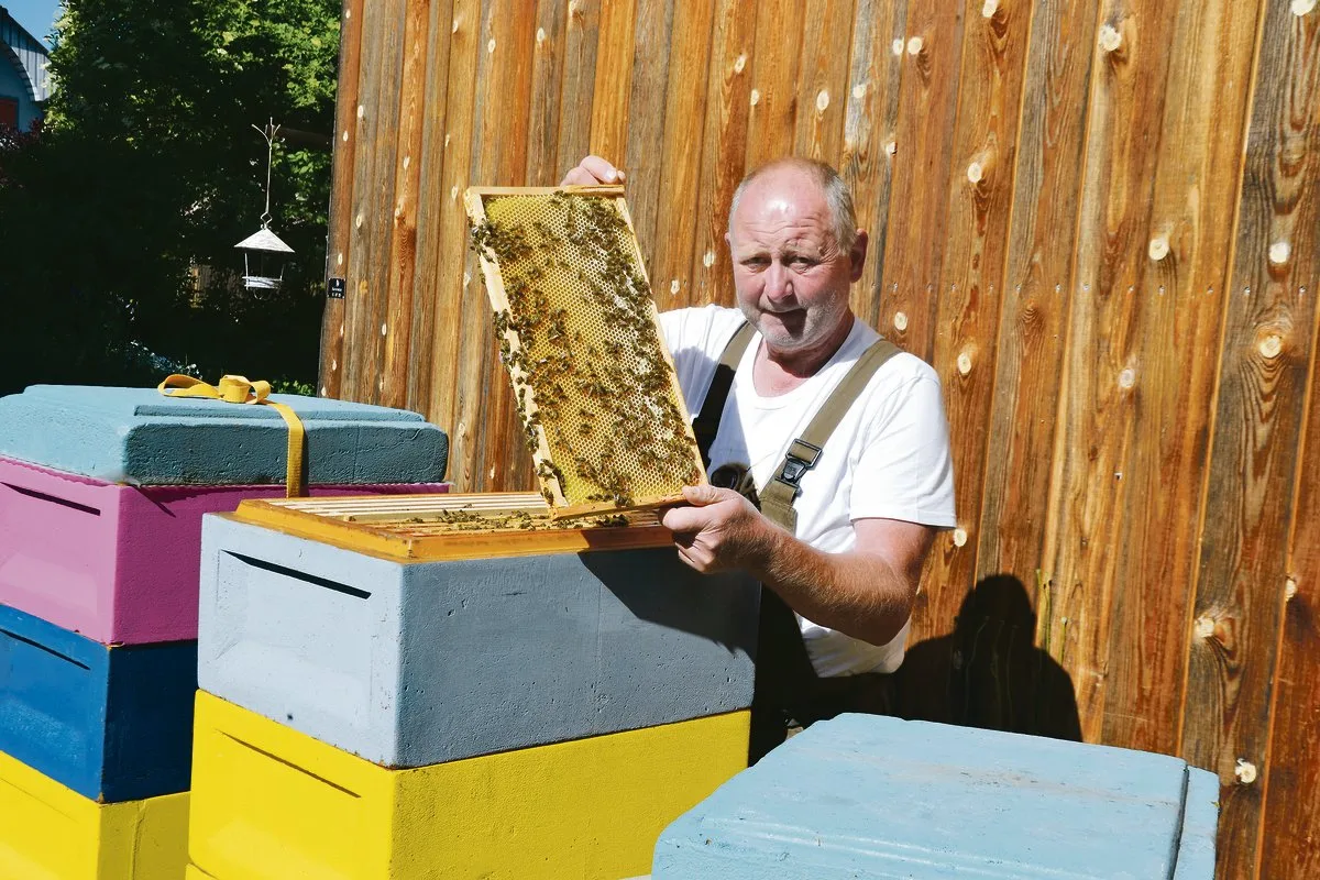 4501a890c0f9a80110203c659c2f4f8a93d34c29 Seit mehr als 20 Jahren ist Andreas «Res» Lüthi aus Signau BE ein begeisterter Imker. (Bild Peter Fankhauser)
