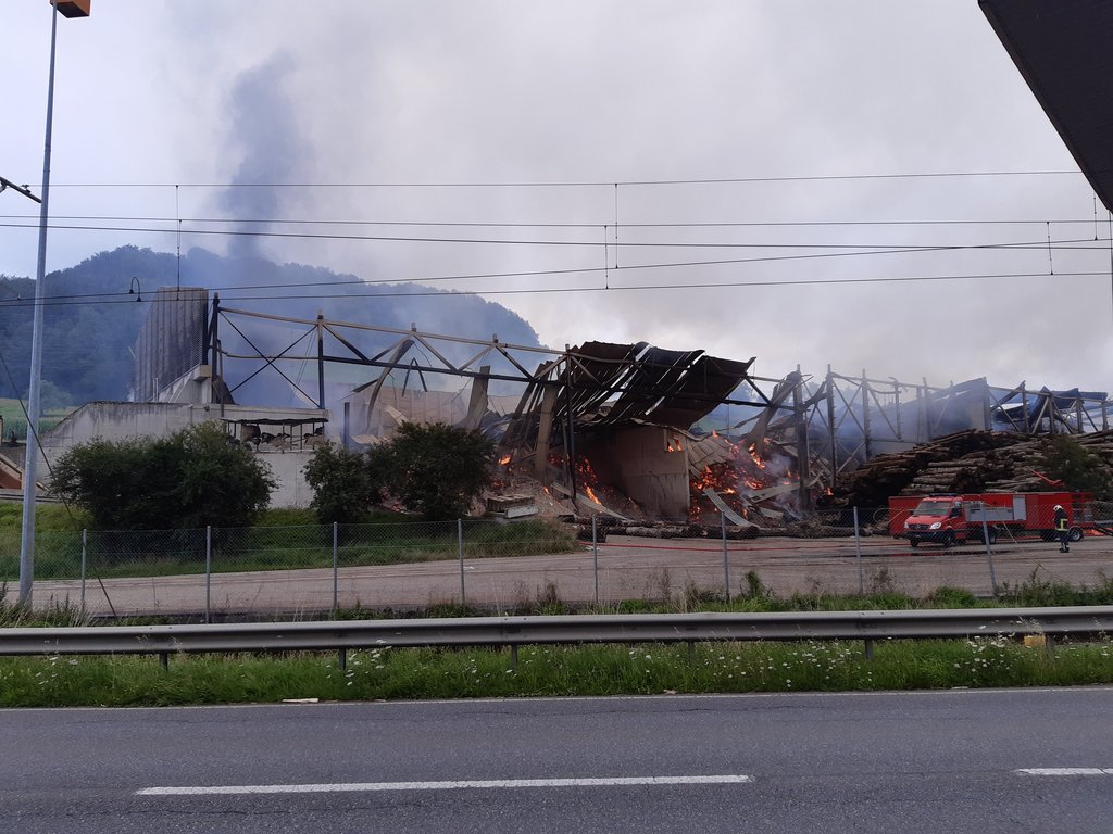 Brand vernichtet grosses Holzlager bei Swisskrono AG