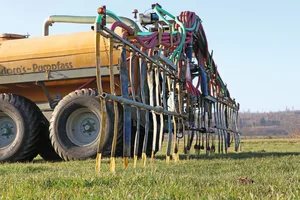 Die Suisse Bilanz stellt die Nährstoffmengen eines Betriebs dem Nährstoffbedarf der Kulturen auf dem Feld gegenüber.Sie sagt dabei nichts über die effiziente Düngung einzelner Parzellen aus.