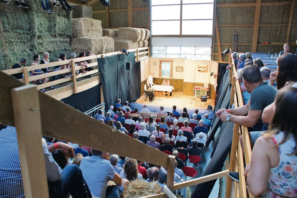 dd39c455f0a4ad1ccb4af69b7ffe2b4f535bf7d3 Ein aussergewöhnlicher Ort für einen kulturellen Anlass: Hoftheater mitten im Stall bei Familie Emmenegger in Schüpfheim. (Bild sso)