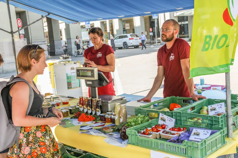 b9b8cad81dbda5a5d699ddf5c9f4a7be3e5ee847 Ob am Markt, im Hofladen oder auf der Website: Digital Geld verlangen hat Vorteile - immer mehr Menschen bezahlen auch für kleine Beträge mit Karten oder Apps. (Archivbild BauZ)
