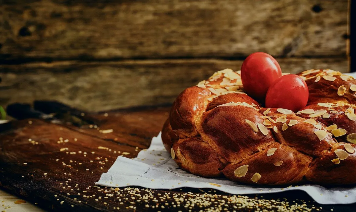Typisch für Griechenland: Tsourekia, das Osterbrot. Bei der Flechtform und den Zutaten gibt es Variationen – siehe Rezept. Typisch sind der Hefeteig und die rot gefärbten Eier.