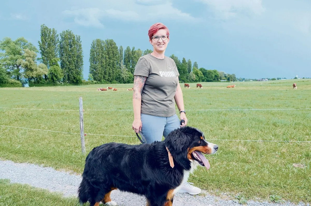 660ade9c4c18ff72db5e8a81d10fc822273b6eb98bbd2b392d4eeff58ed22721 Cornelia Berger geniesst bei einem Spaziergang mit Hund Rocky die Ruhe vor dem Sturm: Nach der Covid-Zwangspause zieht der Agrotourismus wieder an.