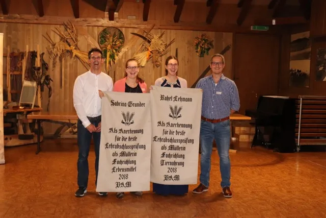 4a08f5f62fb71ce21536450fce7c20489e0d853a : Die jahrgangsbesten Absolventinnen Sabrina Grunder und Rahel Lehmann mit den jeweiligen Chefexperten Roman Hersche und David Villiger (v.l.n.r). (Bild VAM)