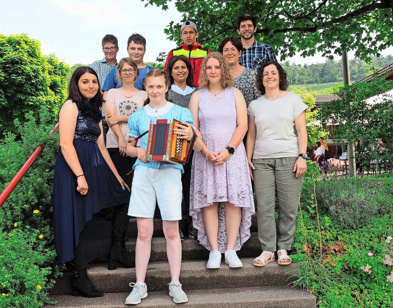 Zufriedene Hofmitarbeiter: Céline Gebhard, Patrick Kaiser, Amanda Dorfstätter, Pascal Iten, Julia Arnold, Luscheina Fellner, Noel Böhler und Josephine Hautke (v. l.) mit den Lehrern.
