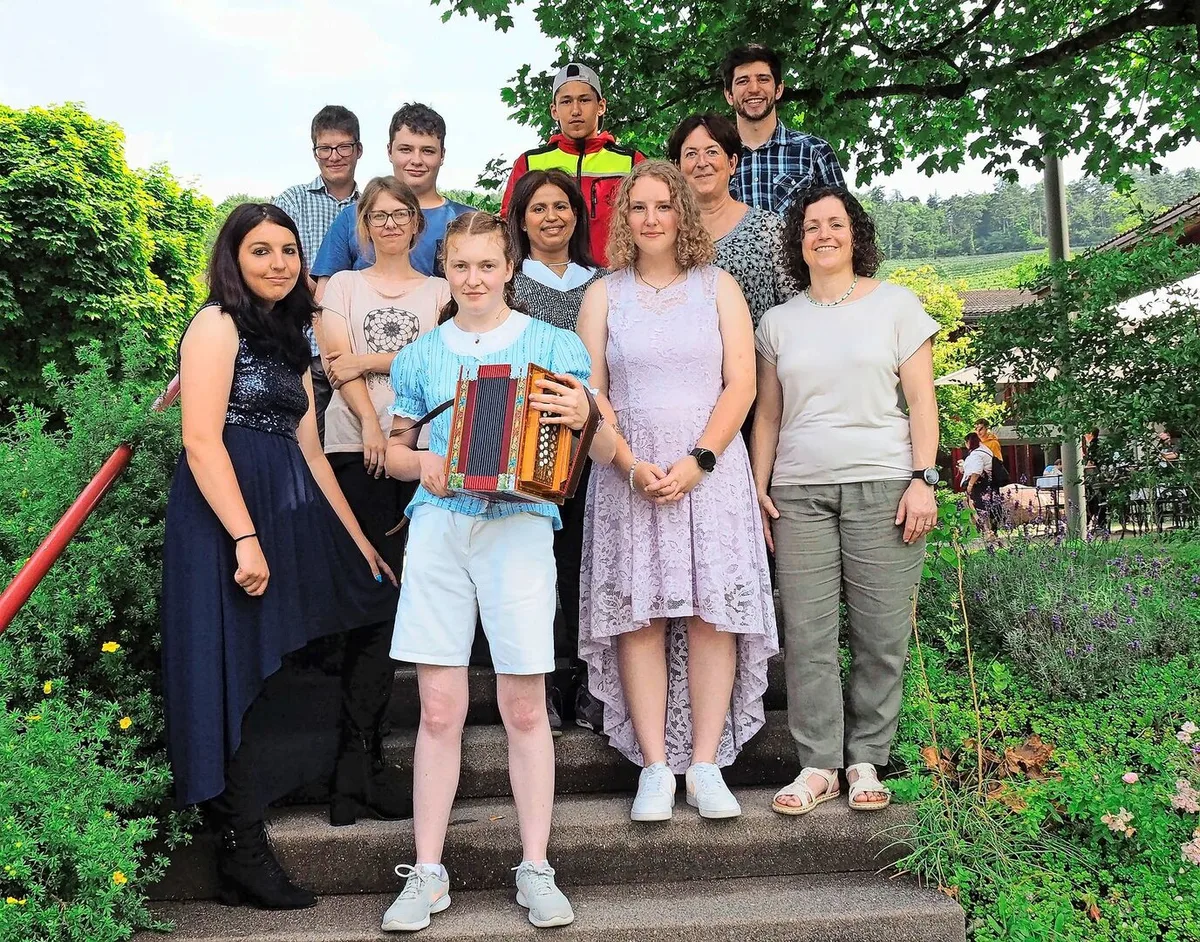 afed4dcccf7a0b97711c66723eb0305c253dc4eab2bddcc82d6921e855354c19 Zufriedene Hofmitarbeiter: Céline Gebhard, Patrick Kaiser, Amanda Dorfstätter, Pascal Iten, Julia Arnold, Luscheina Fellner, Noel Böhler und Josephine Hautke (v. l.) mit den Lehrern.