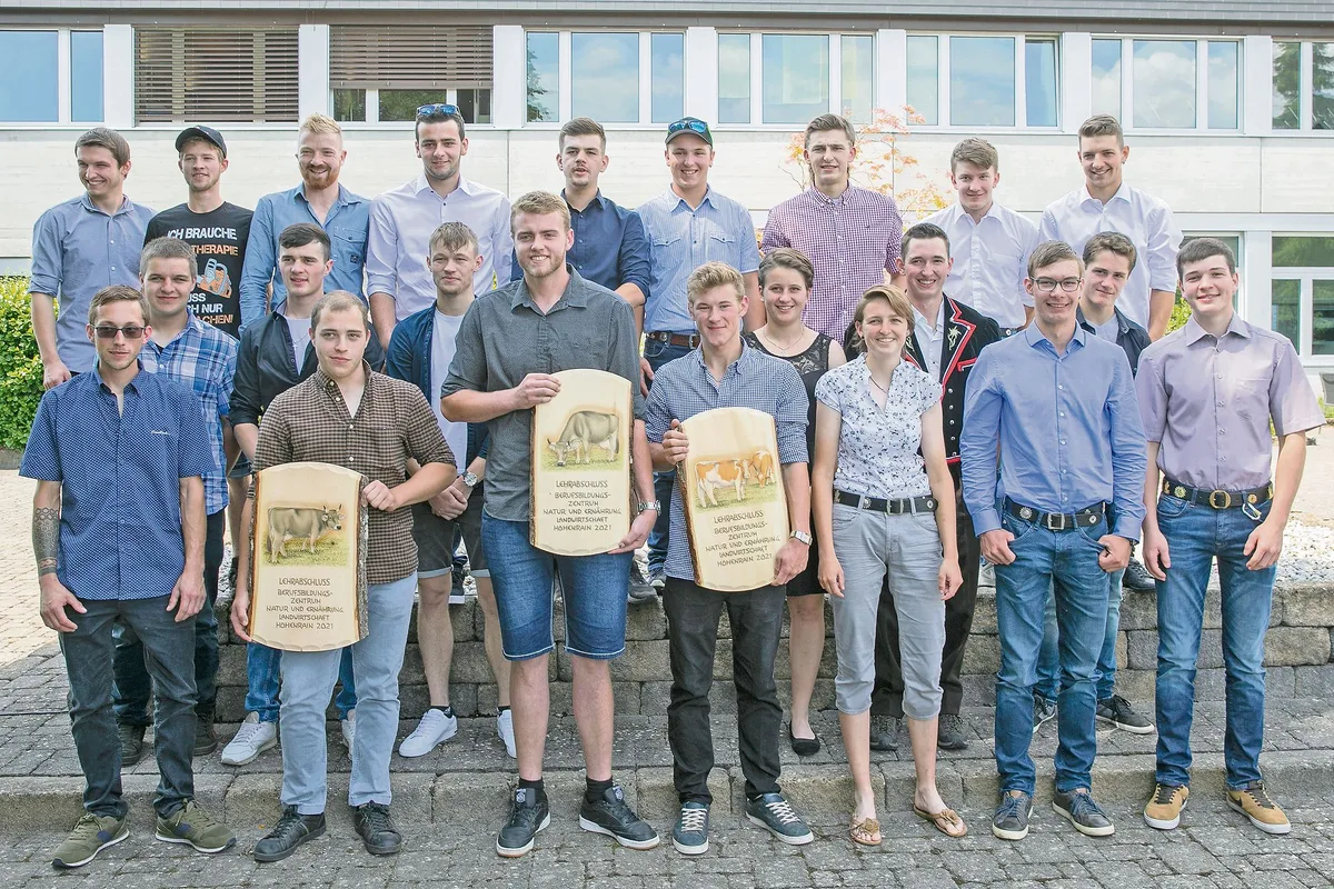 92f3a5645f1e599539373674d2188f696fe382d4 Strahlende und stolze Gesichter auch bei der Abschlussklasse H-LW3b. (Bild Natalie Boo)