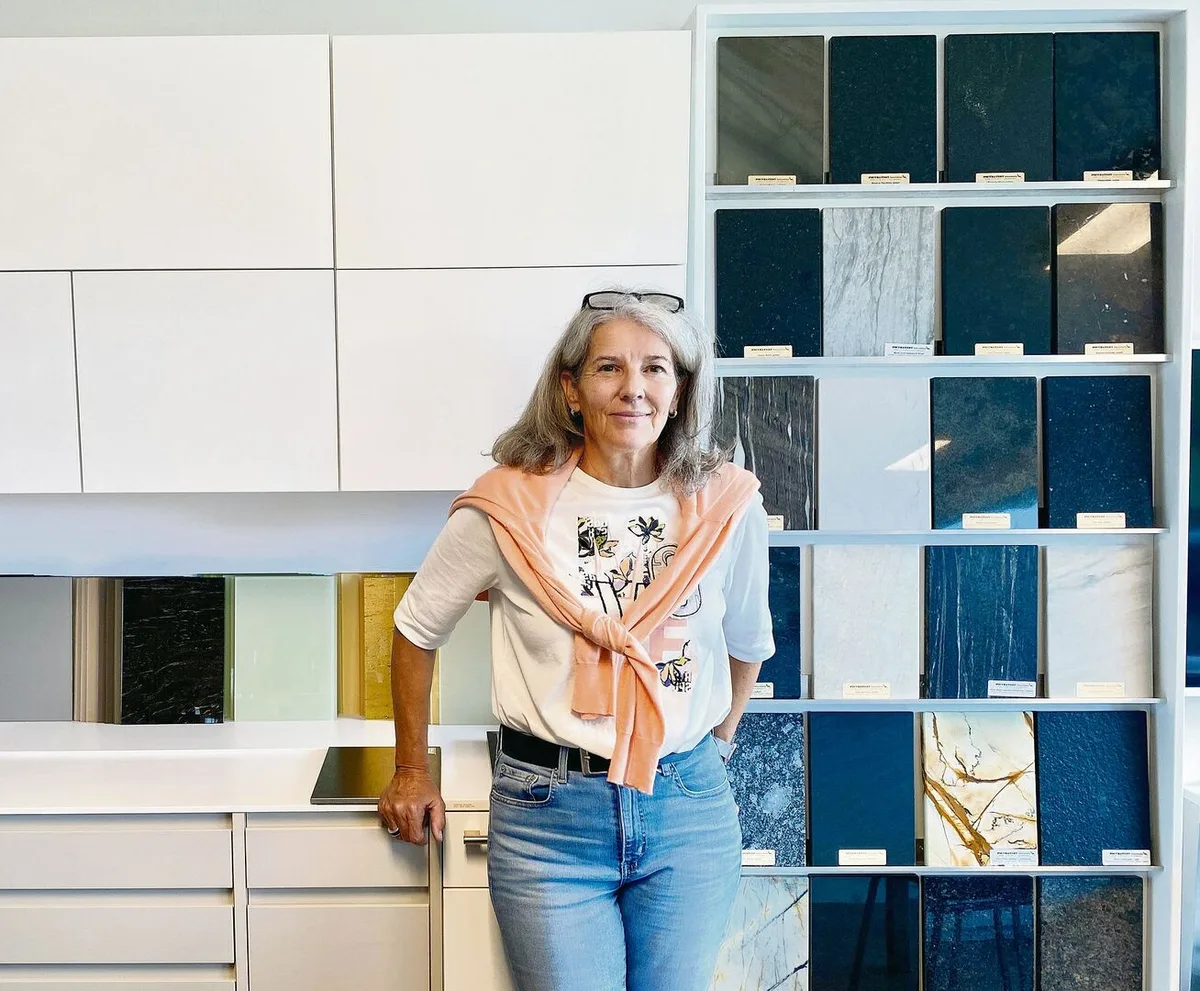 2743f3ffcadc0fdb512452bfa028c3631be7b231fe4b06e11f605f31f684ff5a Astrid Diener ist selbstständige Küchenbauerin. In ihrem Küchenstudio kann eine grosse Auswahl an Küchenmaterialien begutachtet werden.