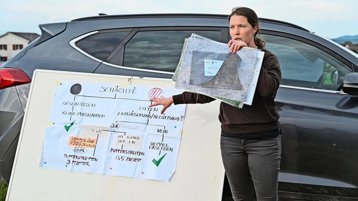 5c91c42629d5dac95c04e060e1da099d0c6ca2c321eb2d56cf2e96c67d34f213 Martina Aeschbacher vom Inforama zeigt beim Thema Schächte auf, welche Regeln gelten und wie sie umgesetzt werden können. So etwa mit der temporären Schliessung mittels Gummimatte.