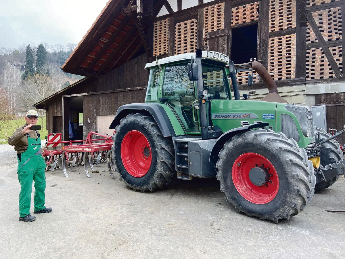 6f09d75408381e2392f20b2ce177435c0402c47c Hans Bracher in seiner Funktion als Bauer Housi: Täglich filmt er sich bei der Arbeit und wird dabei von einer grossen Youtube-Gemeinde begleitet, die rege Anteil nimmt an seinem Leben. (Bild akr)