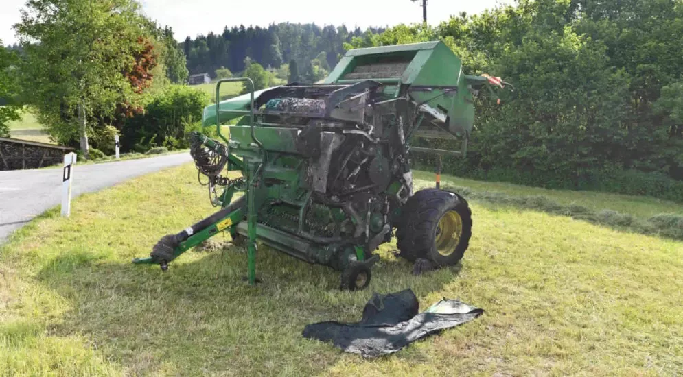 ballenpresse_gebrannt Ballenpresse in Brand – Anwohner eilt mit Feuerlöscher herbei