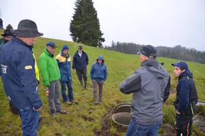 Im Kurs erhielten Landwirte praxisnahe Empfehlungen zum Bau und Unterhalt der eigenen Wasserversorgung. Der Kurs fand auf dem Betrieb von Familie Werner und Beatrix Koller statt.