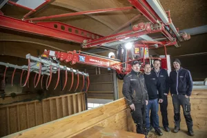 v.l.n.r: Landwirt Hubert Estermann mit Andreas Wittwer (Bächtold Landtechnik AG), Samuel Brunner und Simon Furrer (beide eatec Elektro Automation GmbH).