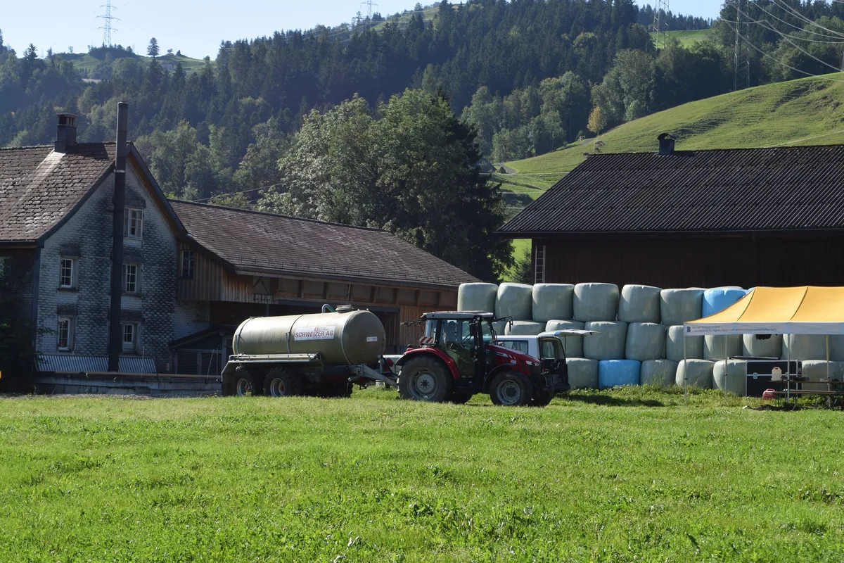 Futterbau-Gu__llefass Mit festen Fahrspuren können Bodenverdichtungen verhindert werden