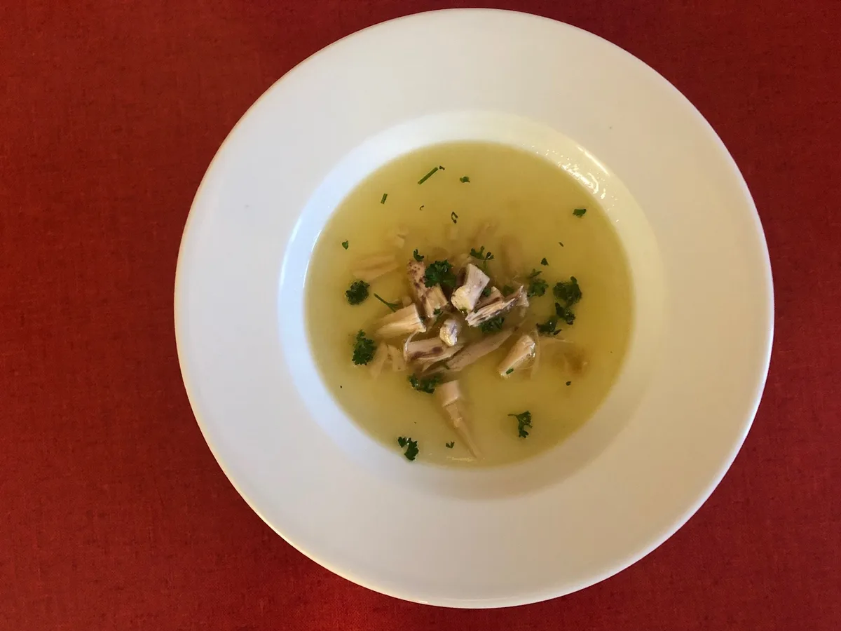 1da706898b5649cb8d04352265ef9159d660d683 Hühnersuppe selbstgemacht: Einfaches Rezept, lange Kochzeit, schmeckt gut. (Bild Esther Thalmann)