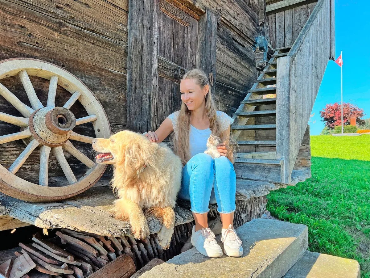 b40abe8526c82cd7ecc5da93b077afc2c64222459e2c9aded019ef8a7cd92759 Wenn ein Fotoapparat gezückt wird, ist Hofhund Knut nicht weit: Valeria Bucher beim Spycher auf dem Hof Underotige, Rain LU.