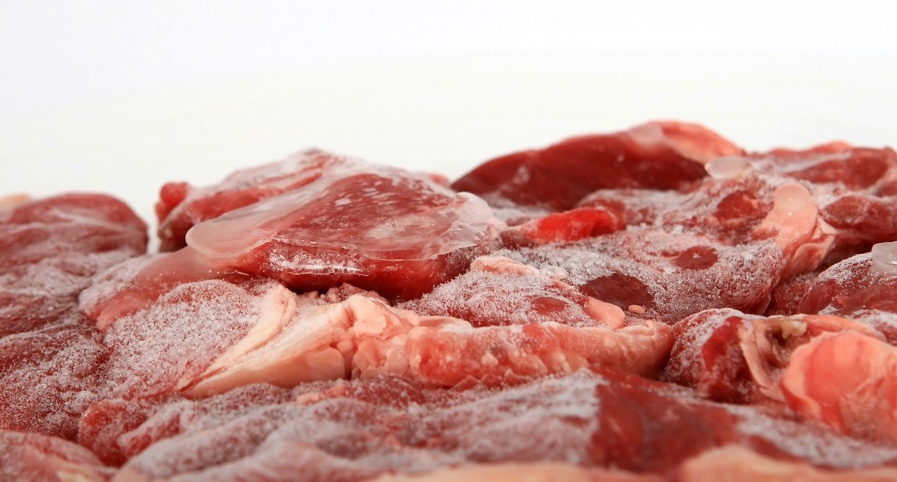 Im Ausland locken tiefe Preise, aber der illegale Import von Fleisch im grossen Stil schadet dem inländischen Markt. (Bild Shutterbug75/Pixabay)
