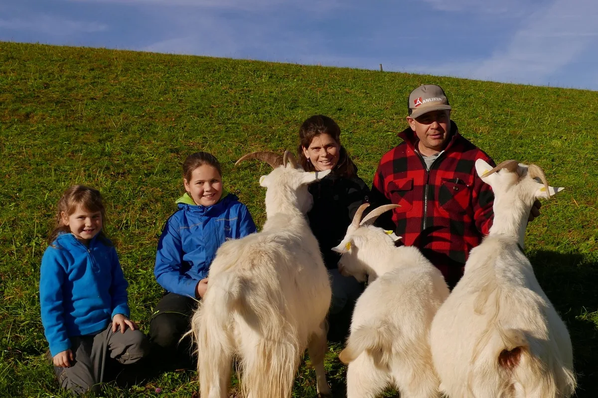 Sutters_min.JPG Nachhaltige Ziegenhaltung im Toggenburg: Die Kaschmirziegen von Ann-Kathrin und Johannes Sutter