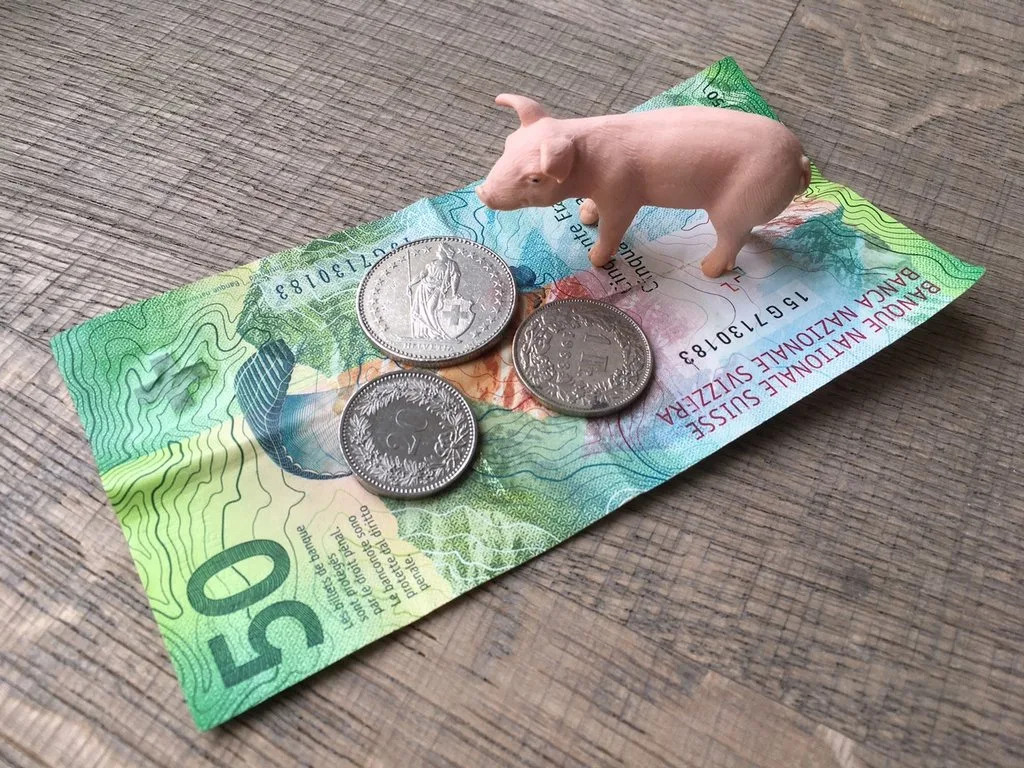 Symbolbild-Geld Krisengipfel aufgrund der Teuerung