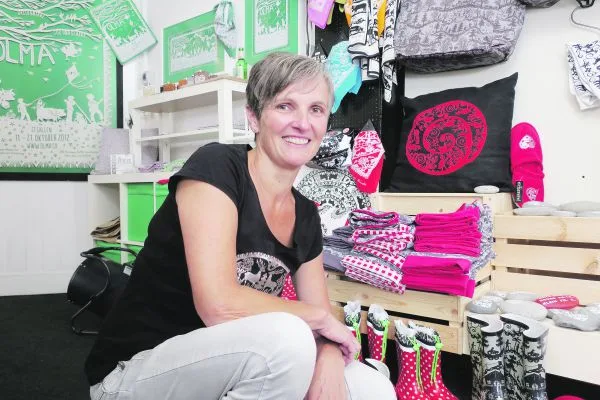e2600ac856b44dd9882a8d485f6f2db14977ca2a Jolanda Brändle kreiert nebst Scherenschnitten auch Produkte in Scherenschnitt-Design. Das Sortiment ist umfangreich. Wichtig ist ihr bei der Produktentwicklung, die Zusammenarbeit mit Firmen aus der Schweiz oder dem benachbarten Ausland. (Bild Esther Thalmann)