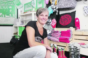 Jolanda Brändle kreiert nebst Scherenschnitten auch Produkte in Scherenschnitt-Design. Das Sortiment ist umfangreich. Wichtig ist ihr bei der Produktentwicklung, die Zusammenarbeit mit Firmen aus der Schweiz oder dem benachbarten Ausland. (Bild Esther Thalmann)