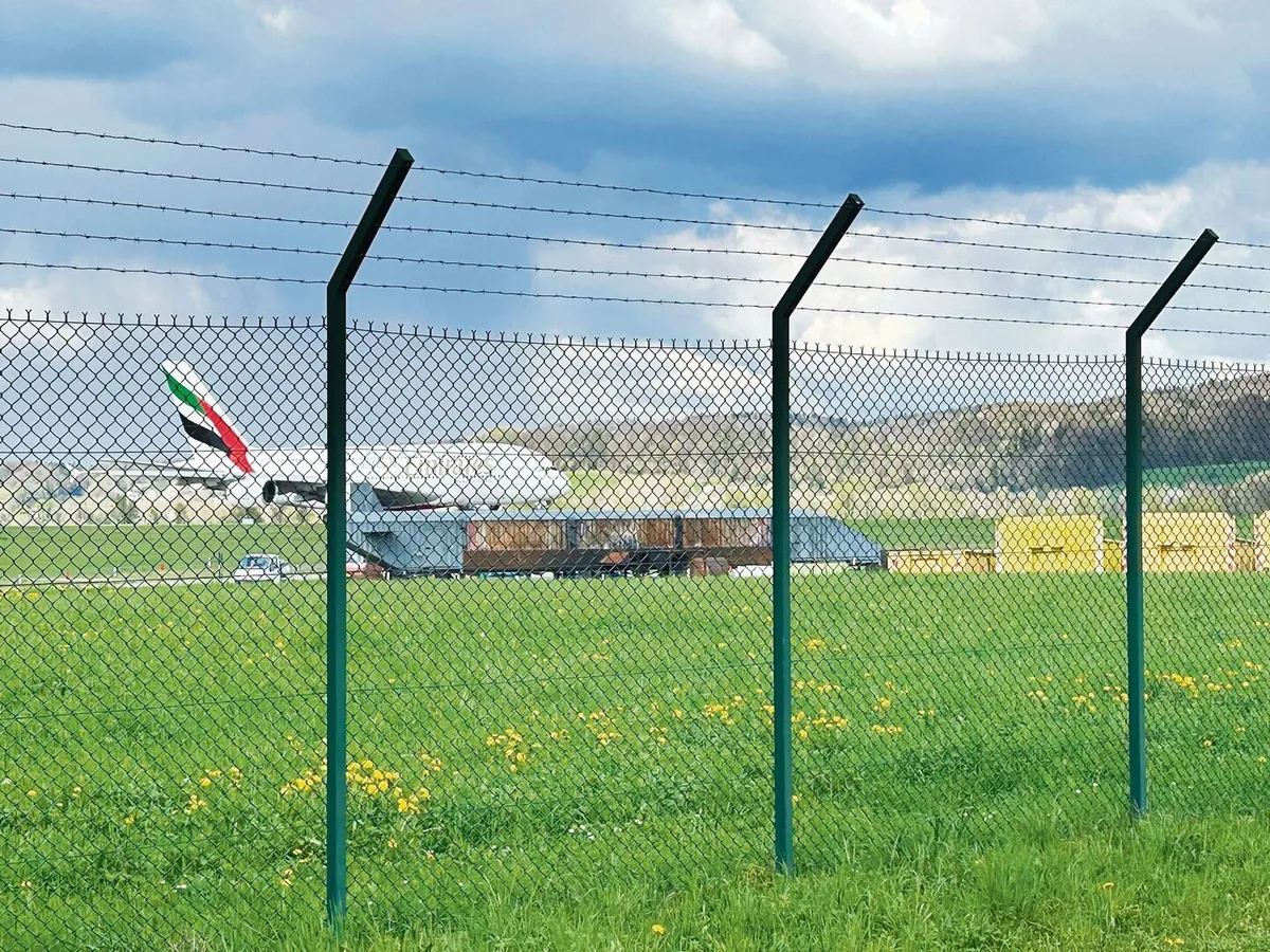 e110d3b419cdc29c96574474ed3ce820cbc2a468c1267ae63983c1d038b93669 Rund um den Flughafen Zürich sind Moorlandschaften und Naturschutzgebiete. Mit der geplanten Pistenverlängerung wird die Glatt verlegt und revitalisiert sowie auf einem Teilstück eingedolt.