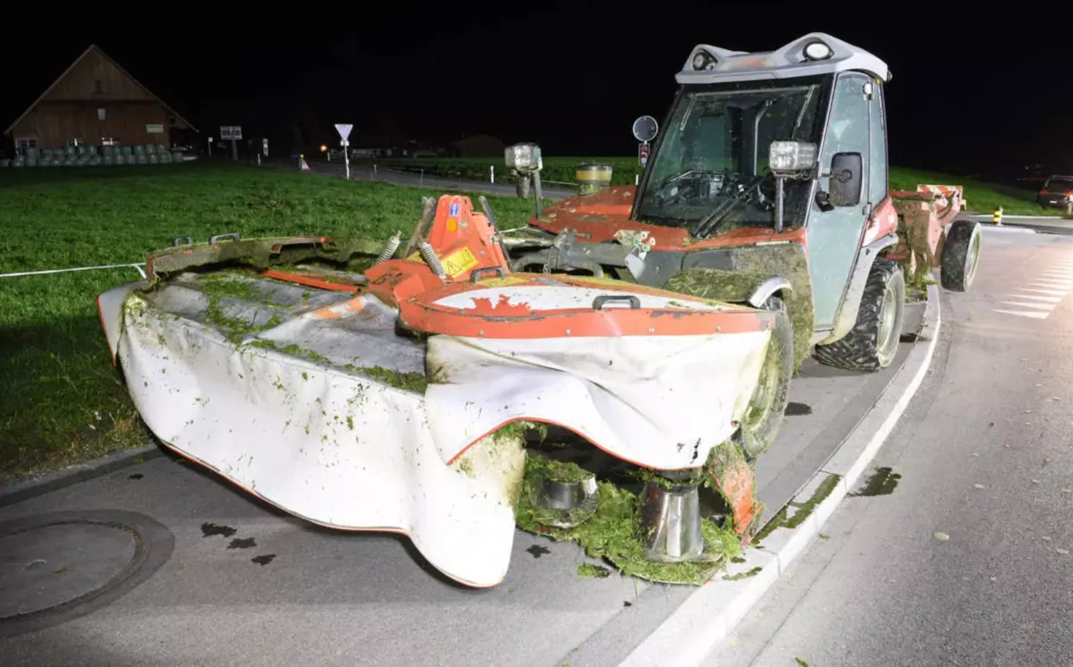 Unfall zwischen Auto und landwirtschaftlichem Fahrzeug in Römerswil