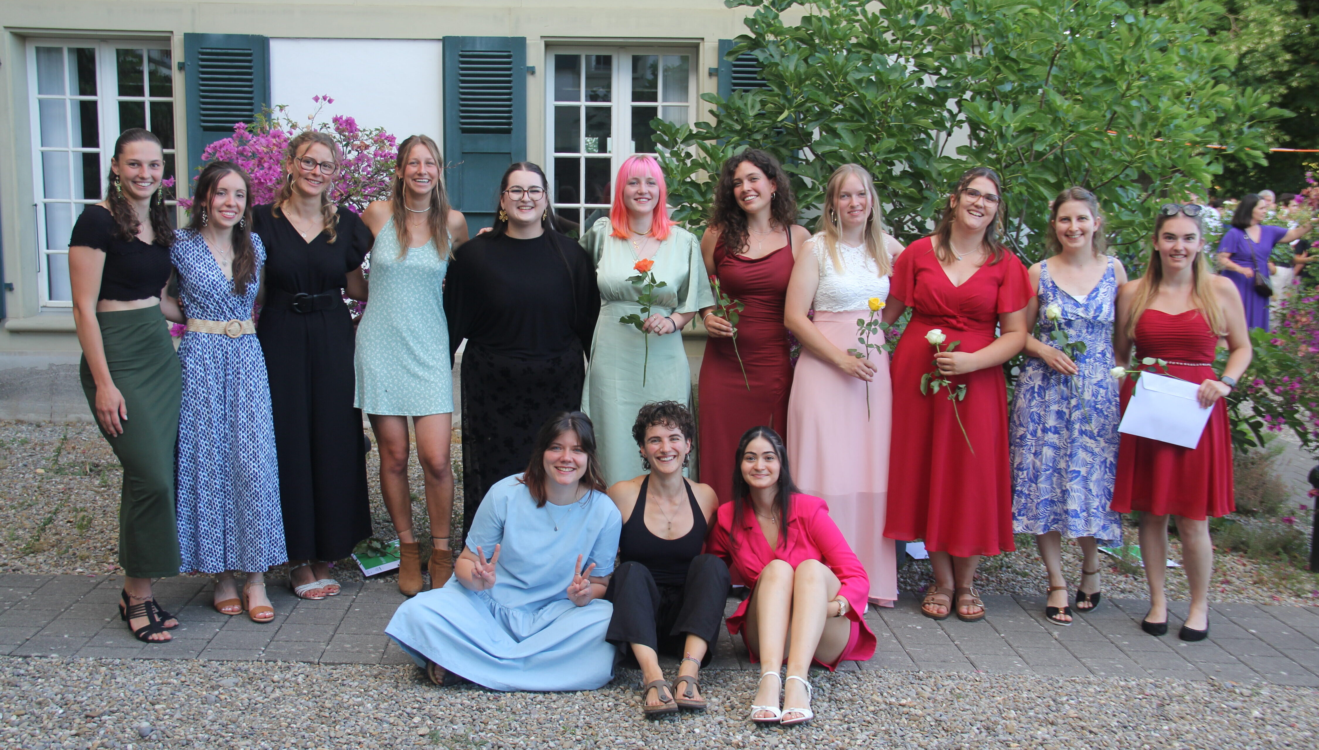 Die Absolventinnen der Klasse NLL2a strahlen um die Wette. 