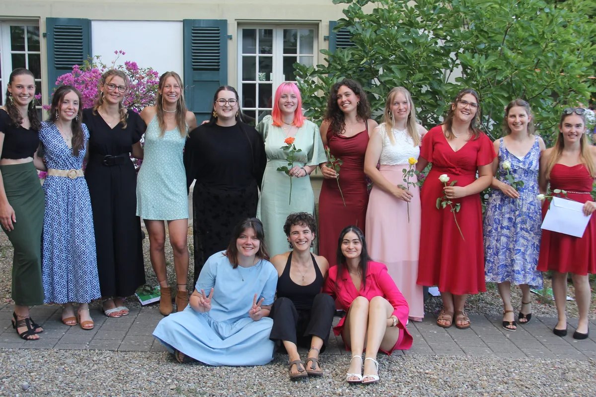 INFORAMA_BM_NLL2a_2026 Die Absolventinnen der Klasse NLL2a strahlen um die Wette.