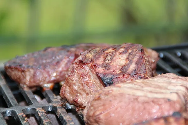 Lebensmittel kosten in der Schweiz allgemein mehr als in anderen europäischen Ländern. Bei Fleisch ist der Unterschied aber besonders gross. (Bild Pixabay)