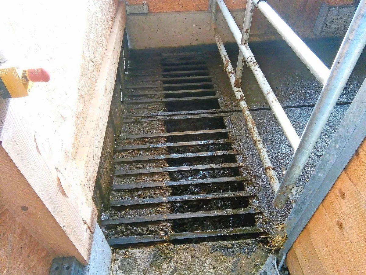 Nahaufnahme eines Gitters, welches das Loch am Ende des Schorrgrabens abdeckt.