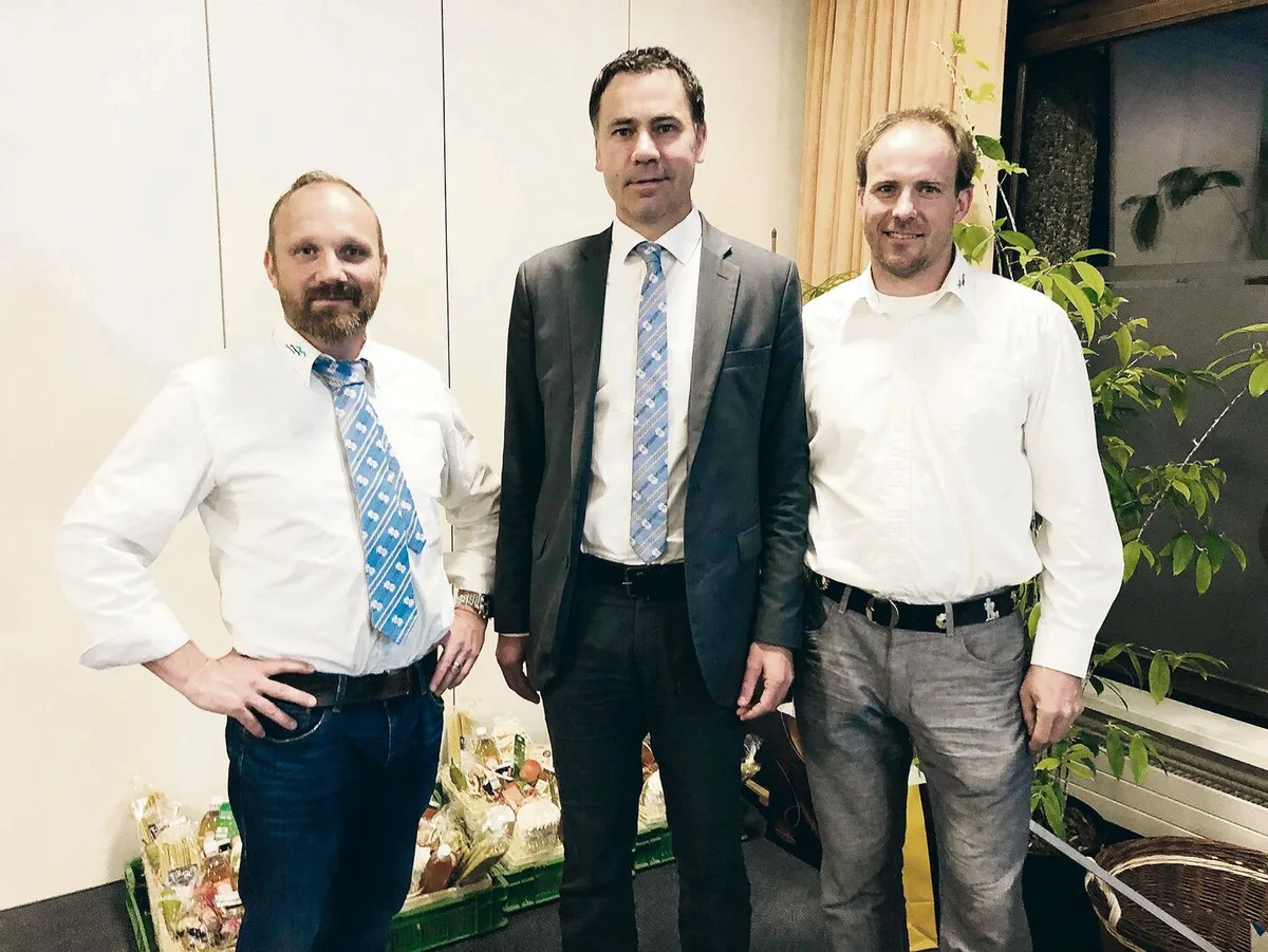 66e1e60af61c647bf8638d307cecd972f248ff37864e15cad42ceb346b129dc6 Thomas Rickenbacher, Präsident ZBV, mit Martin Rufer, Direktor Schweizer Bauernverband, und dem Geschäftsführer der Geschäftsstelle des ZBV, Ueli Staub.