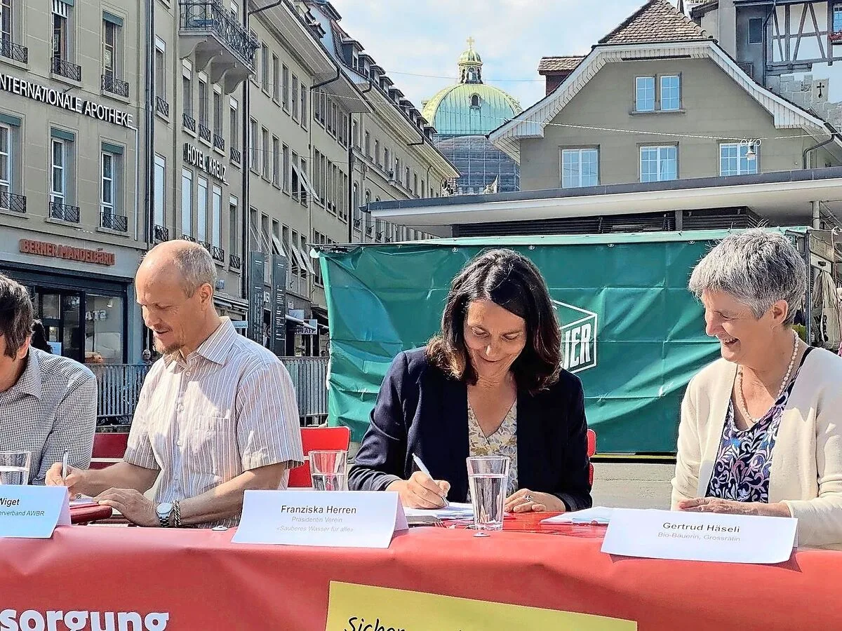 1df8b42d731ad175429330ca090fd77870ea0d58d7290ec3a9fa9f5e79bbaf3f Franziska Herren bei der Lancierung ihrer zweiten Initiative. Sauberes Trinkwasser spielt auch bei diesem Volksbegehren eine Rolle, es stellt aber breitere Forderungen.