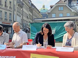 Franziska Herren bei der Lancierung ihrer zweiten Initiative im Sommer 2023. Sauberes Trinkwasser spielt auch bei diesem Volksbegehren eine Rolle, es stellt aber breitere Forderungen.