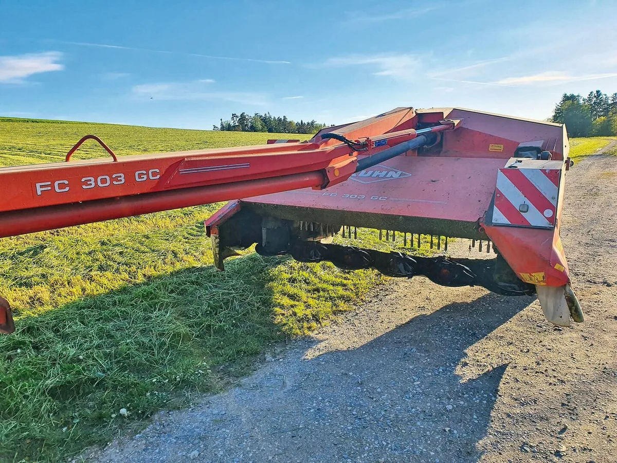 c45fbf2d521c68b896a69c145e7ca92e318adcd8361ea36cf4332d8c2ef749a1 Mit der Vollkasko-Versicherung über den Traktor kann ein Schaden wie an diesem 20-jährigen Mähwerk zum Neuwert versichert werden. Der detaillierten Vergleich ist auf der nächsten Seite.