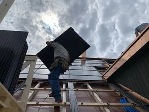 Wer jetzt auf Solarstrom setzt, kann Geld verdienen. Für den Bau von Anlagen gibt es derzeit aber teils lange Wartefristen.