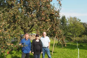 Pierre Coulin (l.), Geschäftsführer von Hochstamm Suisse, und SBV-Präsident Markus Ritter umrahmen Christine Badertscher, Co-Präsidentin von Hochstamm Suisse und Grüne Nationalrätin. (Bild: Christian Weber)