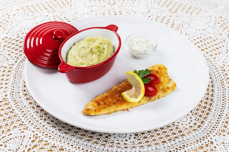 e29c61681913ac52c9763cc387f52fec82544140 Panierte Forellenfilets mit Tartarsauce und Kartoffel-Rosenkohl-Stampf. (Bilder SRF/Ueli Christoffel)