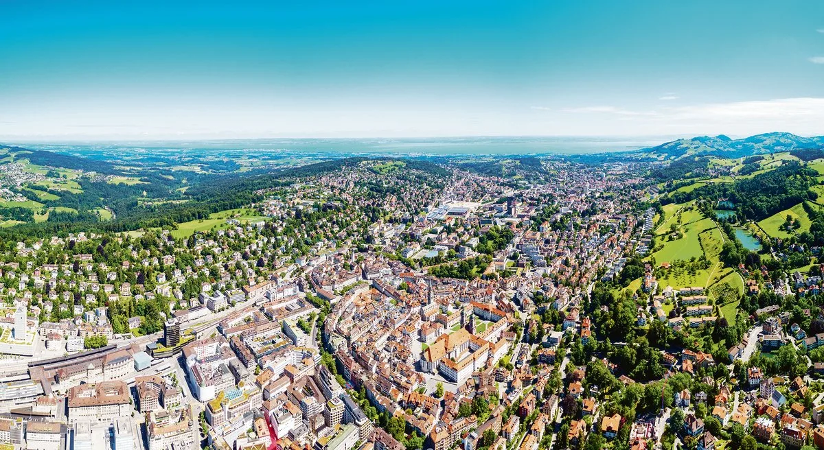 d29f5038ffd278428d2ea07e71e597716139700e Die Stadt St. Gallen aus der Vogelperspektive. Die landwirtschaftliche Nutzfläche auf Stadtgebiet umfasst 1209 Hektaren. 40 Prozent davon sind im Besitz von Stadt oder Ortsbürgergemeinde St. Gallen.(Bild Adobe Stock)