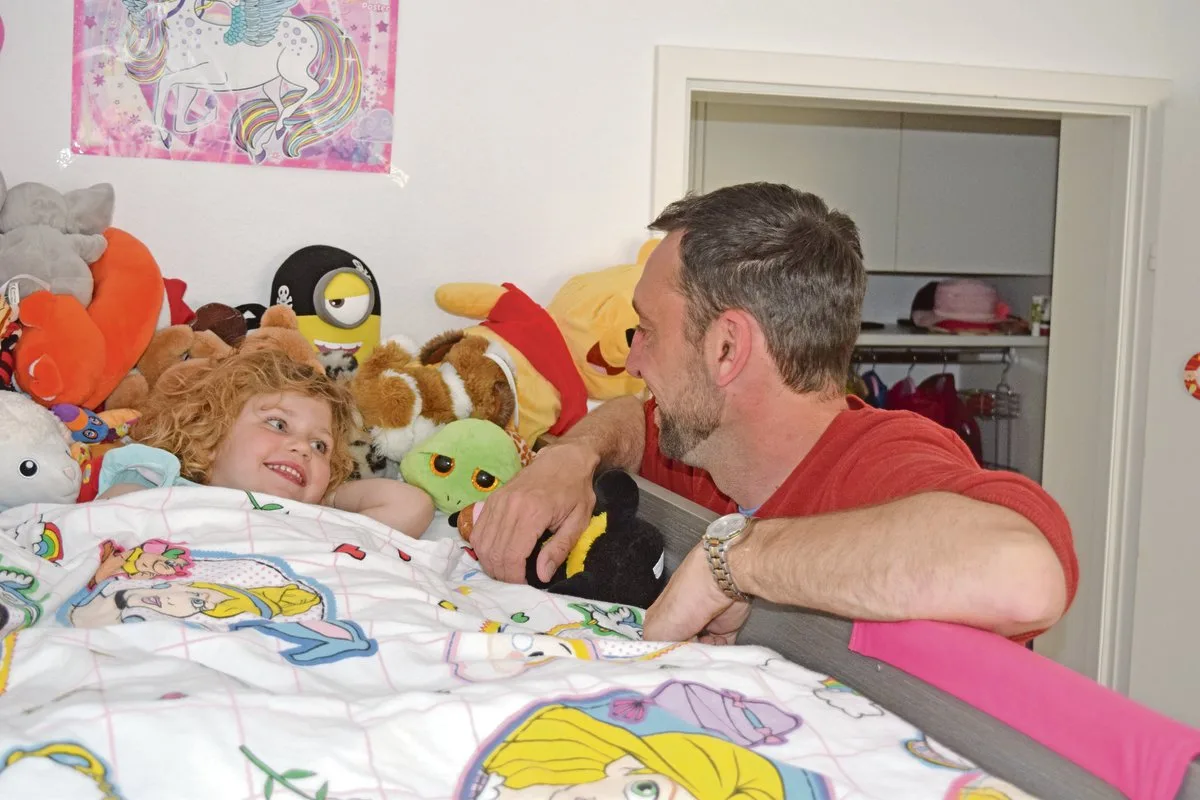 27a261a774bb4f49e7095bb0de1b549e68903dd9 Oft übernehmen Männer gerne das Baden und zu Bett bringen der Kinder. Die Hauptverantwortung der Kinderbetreuung liegt aber in den meisten Fällen klar bei der Mutter. (Bild Stefanie Giger)