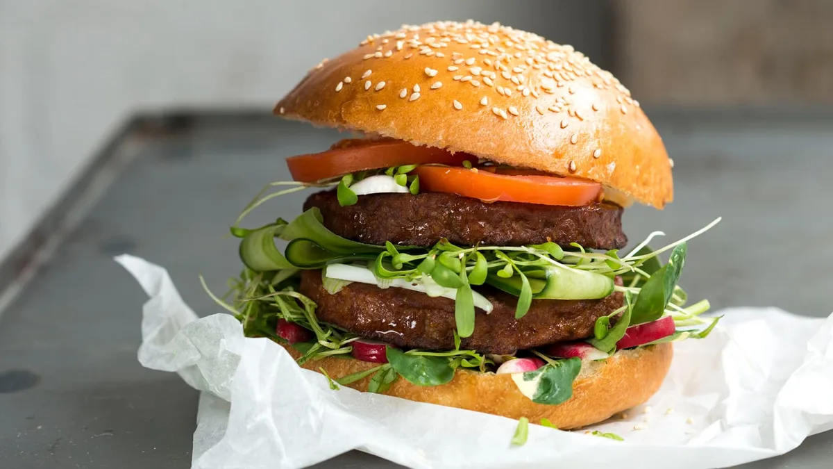 f1658f7c90958fc1573bdd26178add62324668c6 Die übernommene Firma stellt pflanzenbasierte Burger her. (Bild zVg)