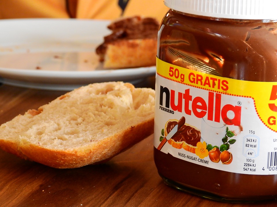 Nicht etwa 50 Gramm gratis, wie auf unserem Bild, aber das 950-Gramm-Nutella-Glas für 1.41 statt 4.70 Euro gab es vergangene Woche in Frankreich. Das sorgte für Chaos in den Läden. (Bild Pixabay)
