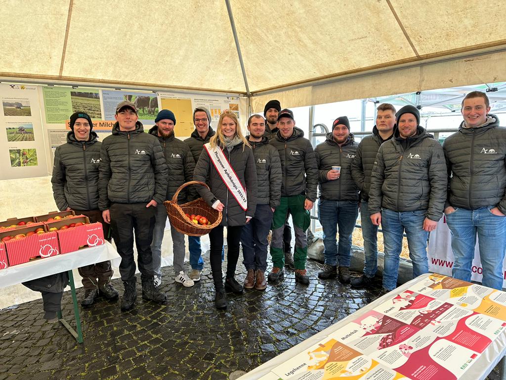 Agrotechniker(innen) begrüssen zusammen mit der Apfelkönigin die Rapperswiler-Bevölkerung