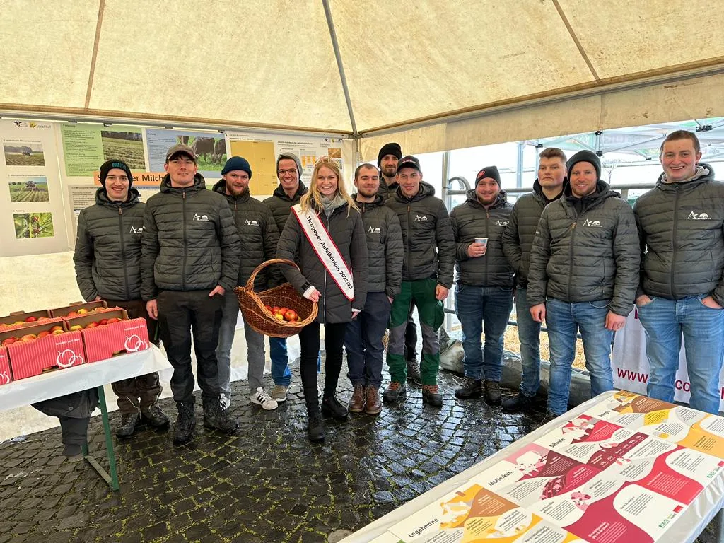 Gruppenbild Agrotechniker(innen) begrüssen zusammen mit der Apfelkönigin die Rapperswiler-Bevölkerung