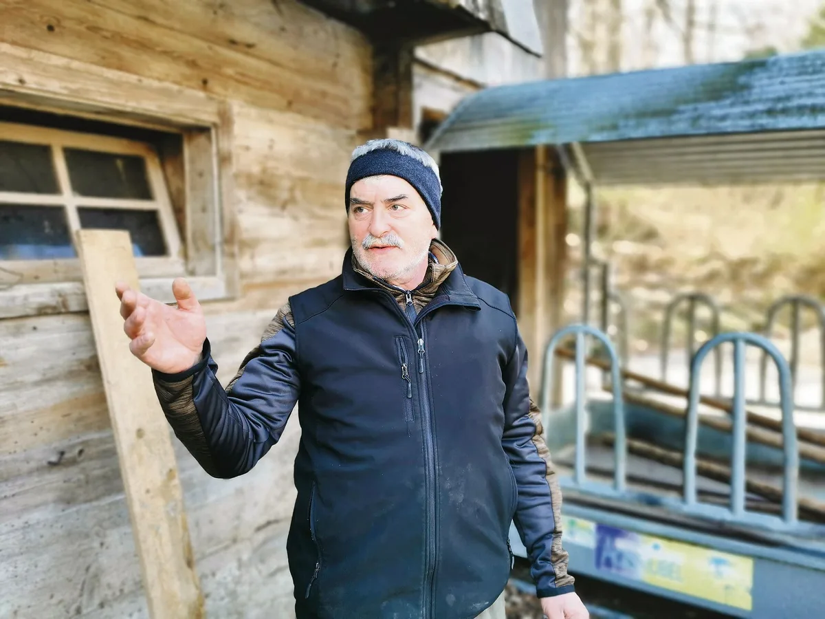 a2d2fdafd75b40ce213ddb093e44b08d8aff0272 Simon Brügger ist Leiter Landwirtschaft im Freilichtmuseum Ballenberg. Im Auslauf der Mutterkühe erzählt er vom Alltag mit den neun verschiedenen Rassen. Jede der Kühe stammt von einem anderen Betrieb, die in der ganzen Schweiz verteilt sind. (Bild sb)
