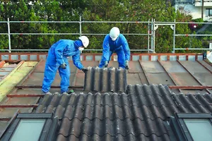 Bei Asbestverdacht – etwa bei Wellfaserplatten – braucht es beim Entfernen eine Schutzausrüstung.